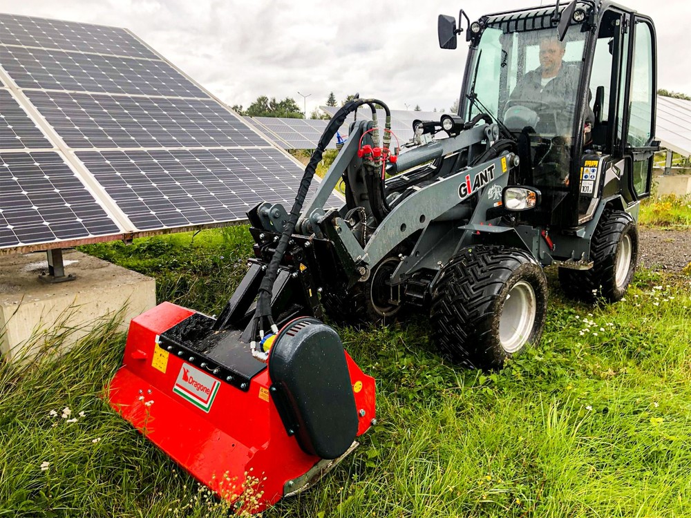 K2127_Giant-mit-Mulcher-im-Solarpark.jpg