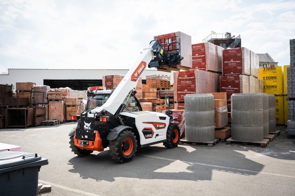 TL25.60 Super Compact Construction Telehandler_action (2).jpg