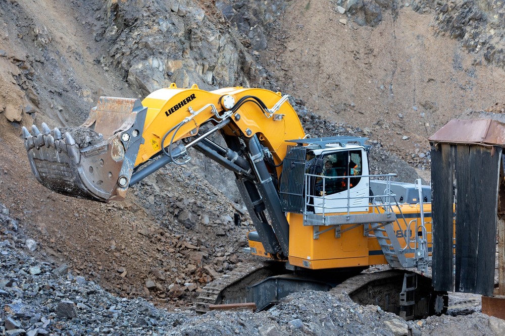 liebherr-excavator-r980-sme-traineau-1_300dpi.jpg