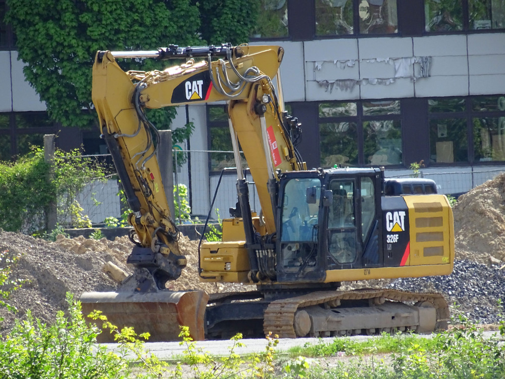 cat 326 f.jpg