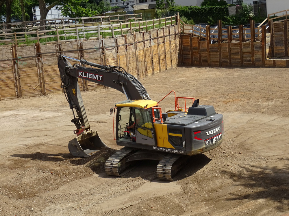 ec 220 volvo.jpg