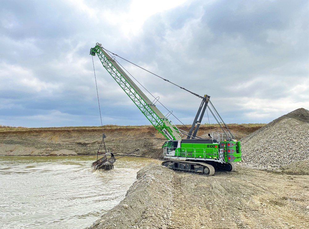 SENNEBOGEN_6100_HD_Gravel_Extraction__Denjean_Granulats_FR_DE_1_.jpg