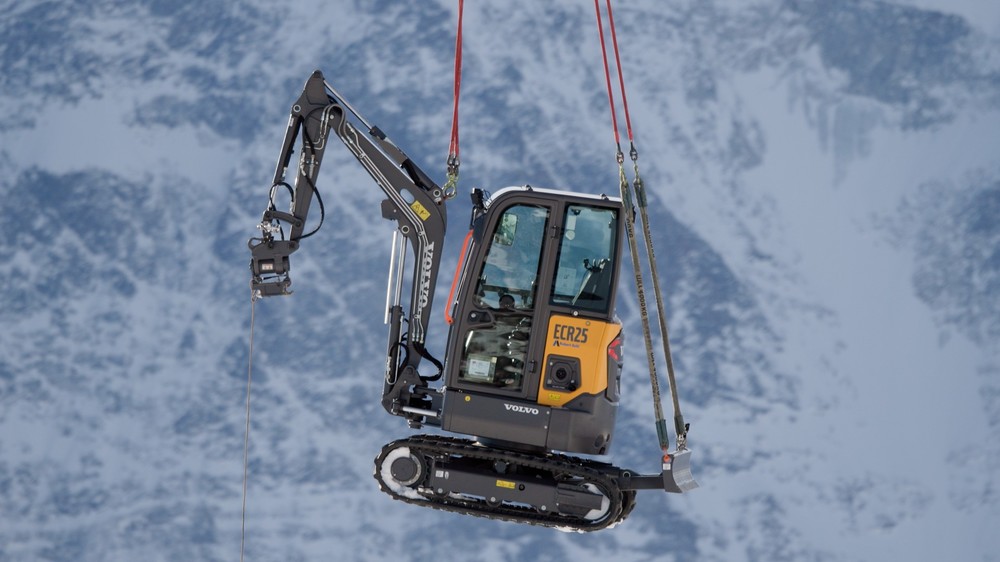 Volvo ECR25 Electric reaches new heights on iconic Schilthorn summit 1.jpg