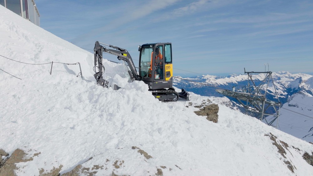 Volvo ECR25 Electric reaches new heights on iconic Schilthorn summit 4.jpg