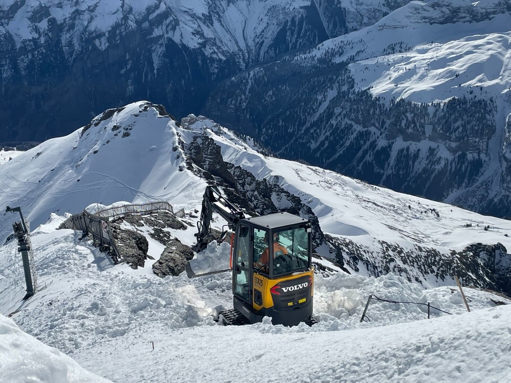 Volvo ECR25 Electric reaches new heights on iconic Schilthorn summit 5.JPG