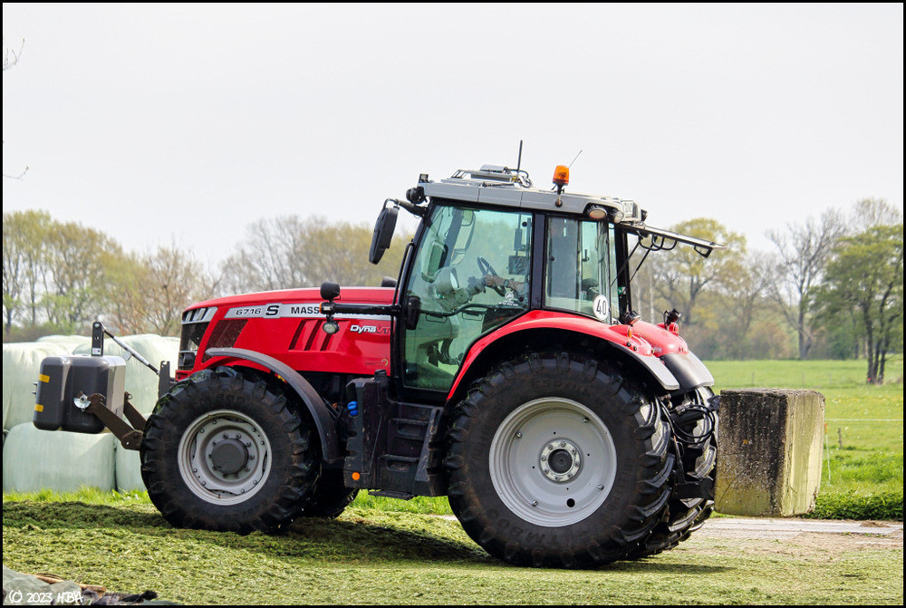 Massey_Ferguson_MF6716S_Silo.thumb.jpg.9c9455fd48465d165a04217645f4205d.jpg