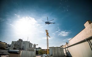 Mehr Informationen zu "Helikopter fliegt Liebherr-Kran"