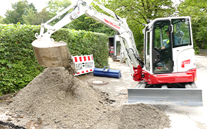 Mehr Informationen zu "Takeuchi Kompaktbagger TB 335 R"