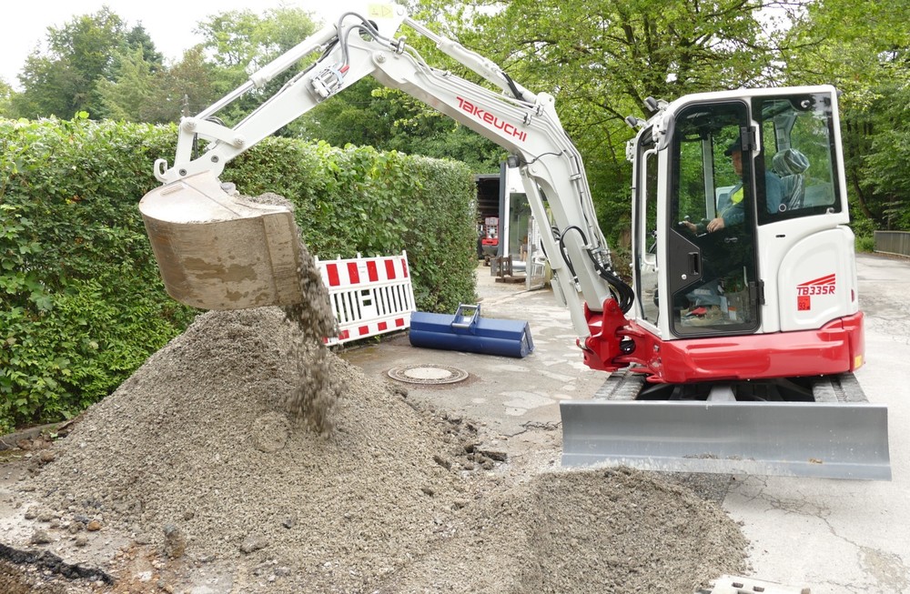 Takeuchi TB 335R 1.JPG