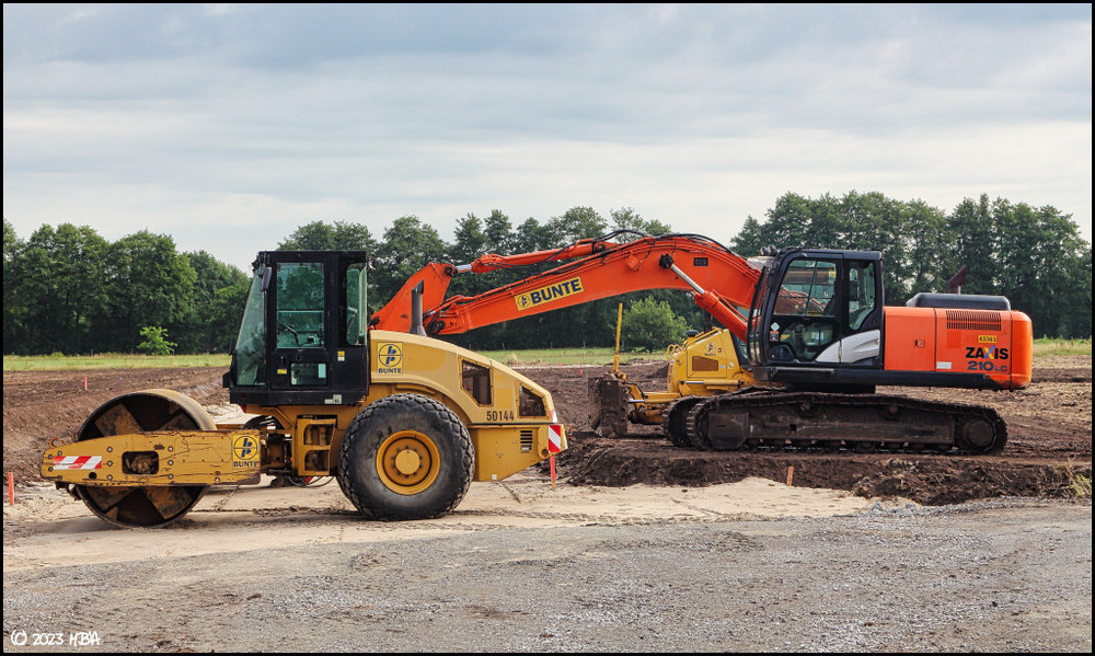 Bunte_Hitachi_Zaxis_210LCCaterpillar_CS56.thumb.jpg.7461e799ac0ed026c94777ddc1915471.jpg