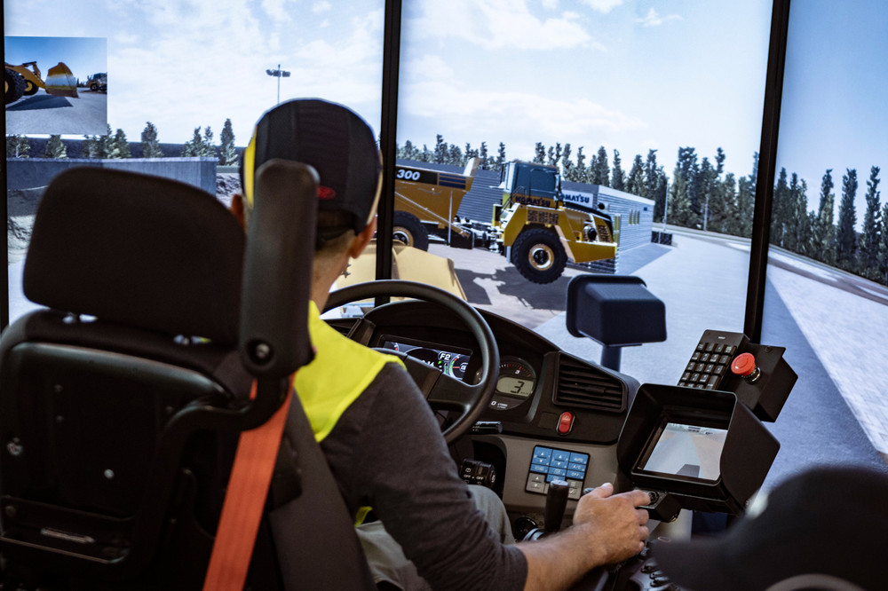 Foto 2 Komatsu_Driving_Academy_Simulator.jpg