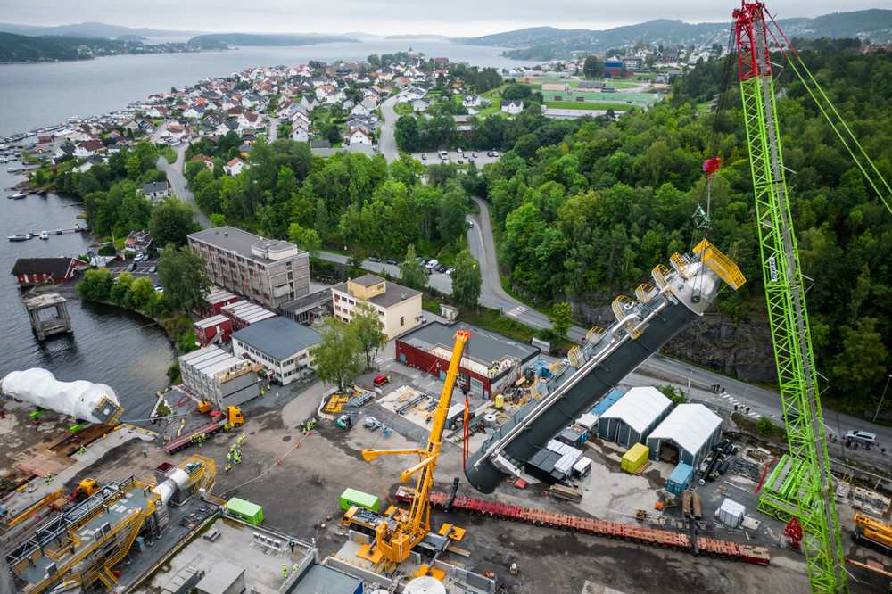 02_Erfolgreiche Installation des Absorbers, des Herzstücks der CCS-Anlage in Brevik, im Sommer 2023.jpg