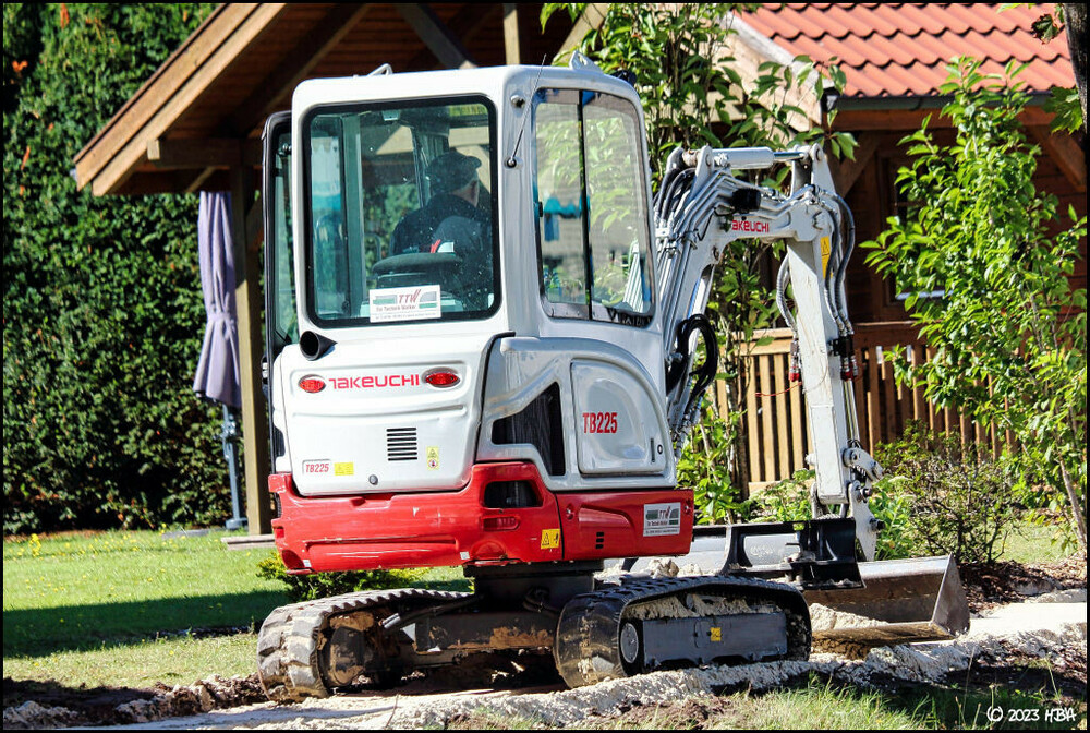 Takeuchi_TB225.thumb.jpg.32cd8bf5af925b253e41cbc6898d33ce.jpg