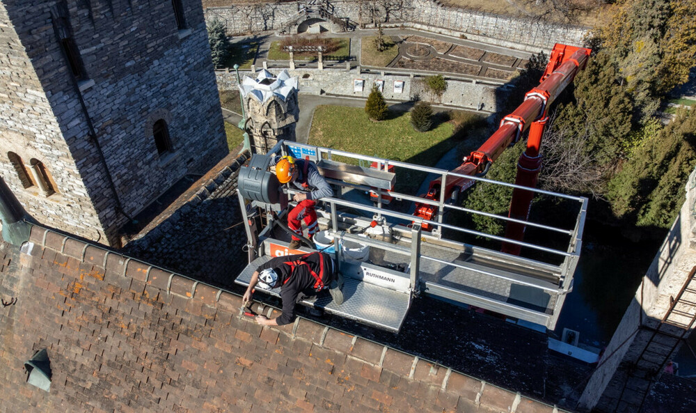 STEIGER®_T650_HF_Arbeiten_am_Dach_Korb_von_oben__0.jpg