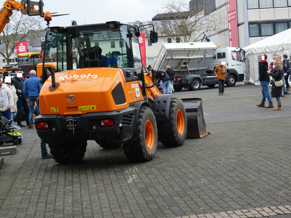 kubota r 090.jpg