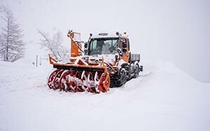 Mehr Informationen zu "Unimog gegen meterhohe Schneewände"