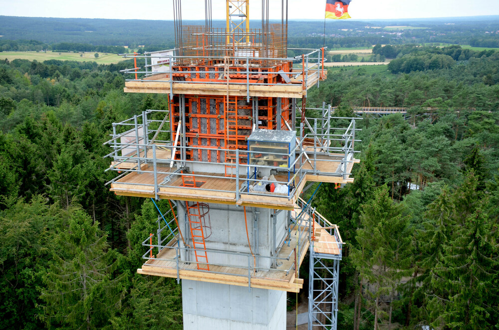 02_Klettersystem_240_Baumwipfelpfad_Heide_Himmel_PASCHAL.JPG