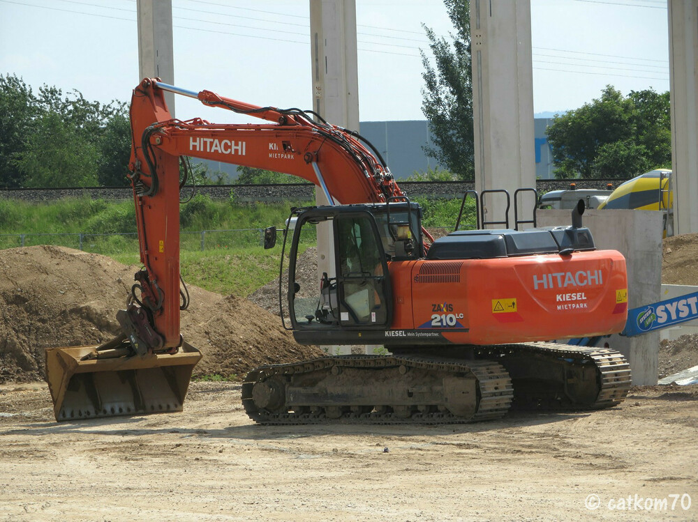 Hitachi2.thumb.jpg.dd9f82c681d41aabcdf6e6b3e9cf047f.jpg