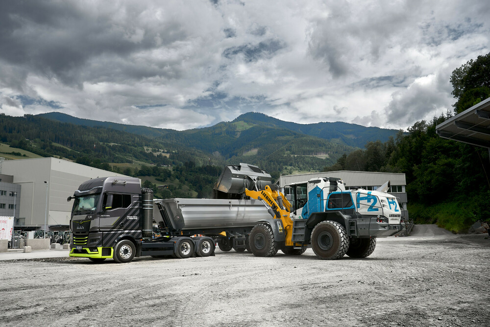 liebherr-L566-H2-wheel-loader-Bischofshofen_300dpi.jpg