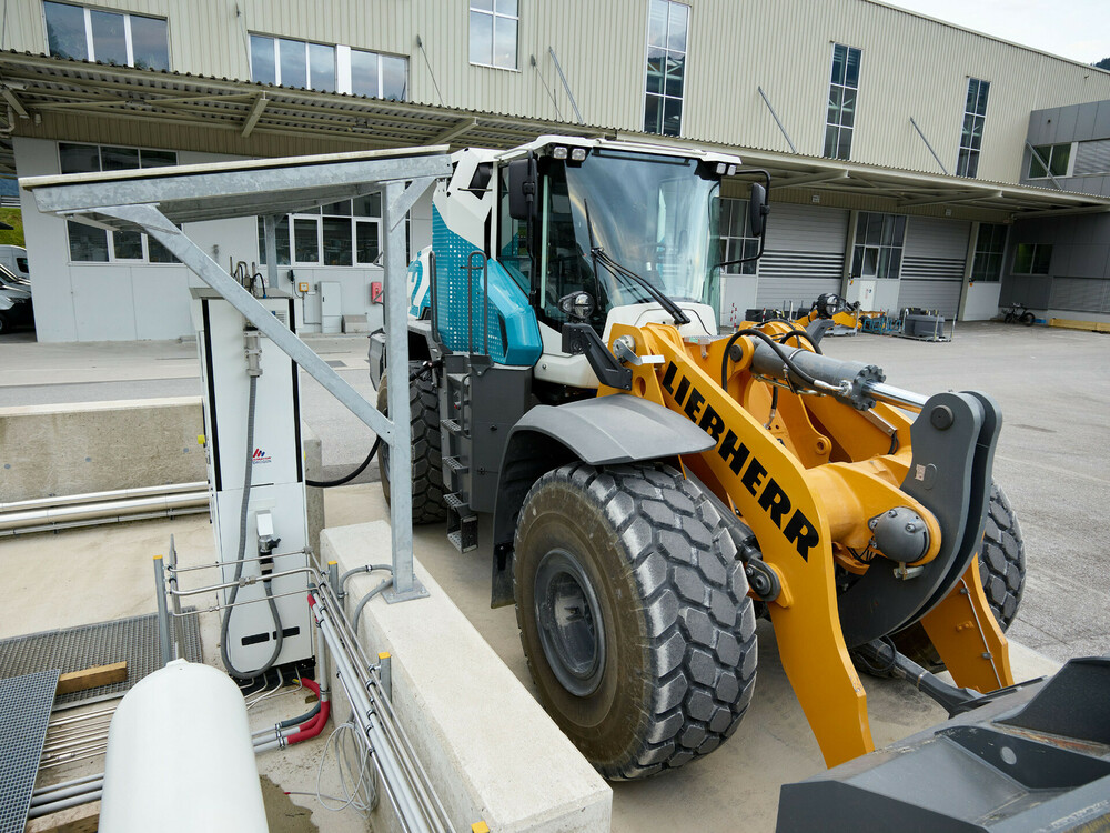 liebherr-L566-H2-wheel-loader-refuelling-Bischofshofen_300dpi.jpg