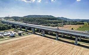 Mehr Informationen zu "Bauer bei Sanierung Itztalbrücke"