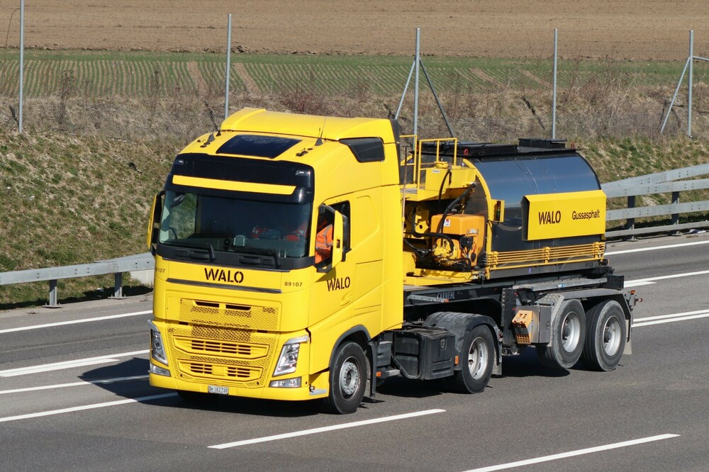 89107VolvoFH4Szm4x2Gussasphaltkocher.thumb.JPG.07025da830c16b31ed573500b781b958.JPG