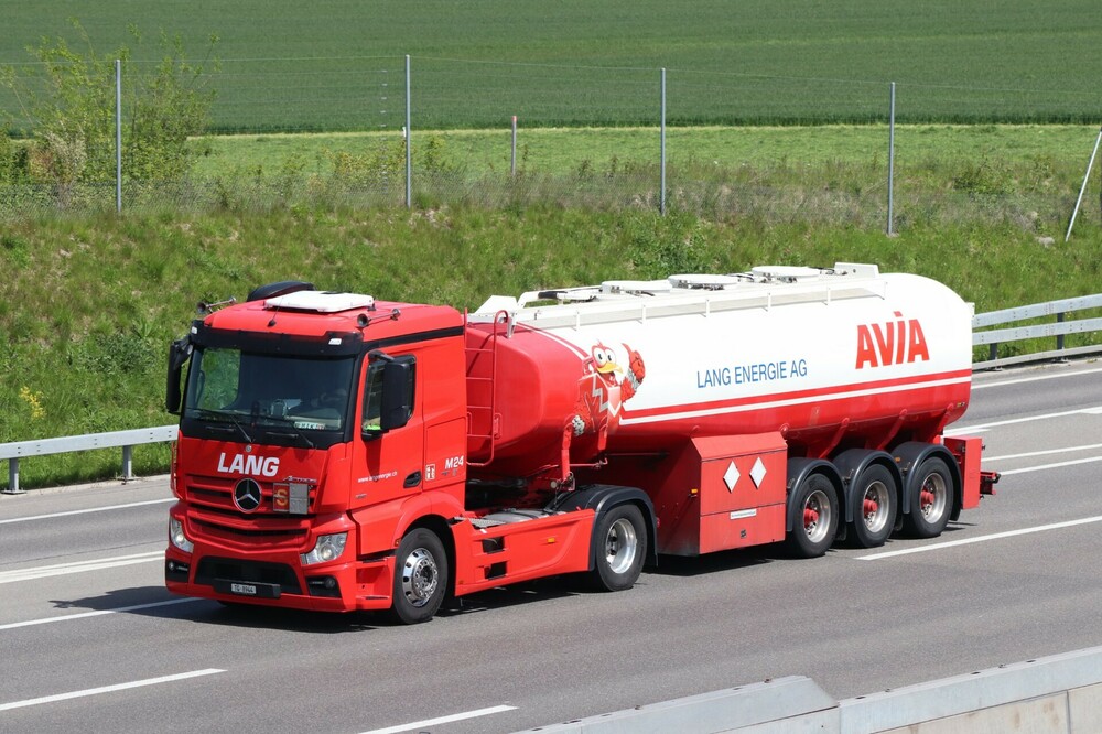 MBActrosMP4L1851Szm4x2TankLang-AVIA.thumb.JPG.feac21206d9fcdff340813c341d964b0.JPG
