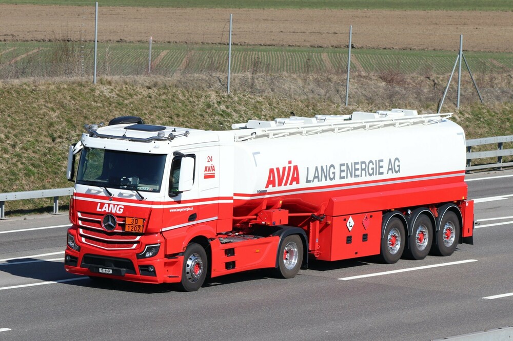 MBActrosMP5L1851Szm4x2TankLang-AVIANr.2.thumb.JPG.136e26ba717d52dccd149fb13126142d.JPG