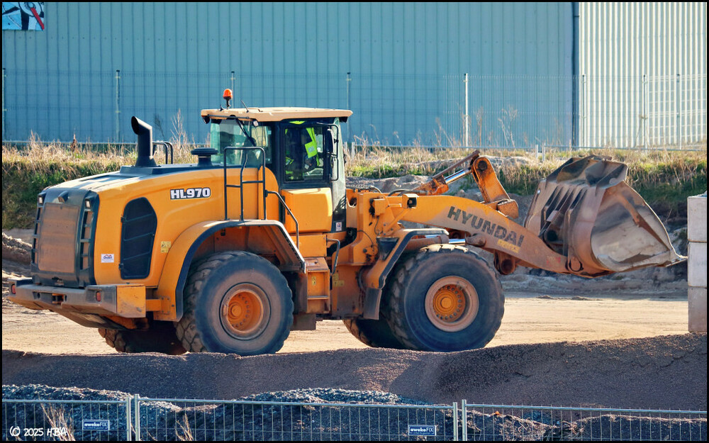 Hyundai_HL970_1.thumb.jpg.2d57a7b51d7509b76b12ccd2ada0e99d.jpg