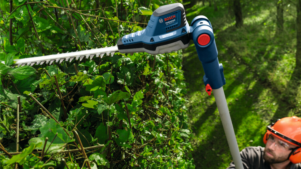 2_ghe_18v-50_tp_professional_teleskop-heckenschere_anwendung.jpg