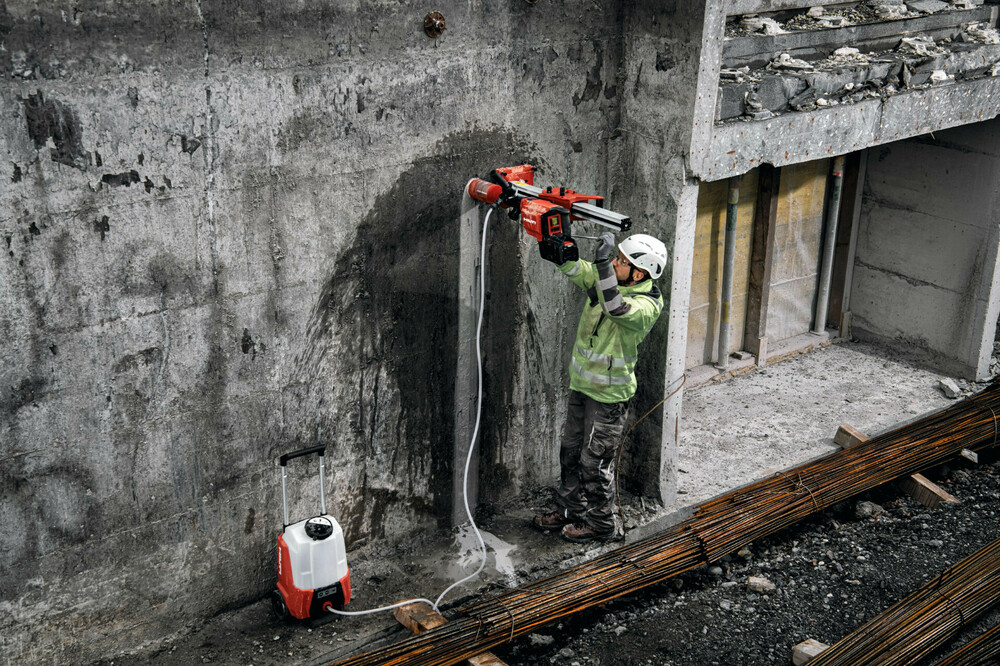 Bild%203_Nassbohrung%20Beton%20mit%20DD%20150-U-22%20und%20DWP%2015-22..jpg