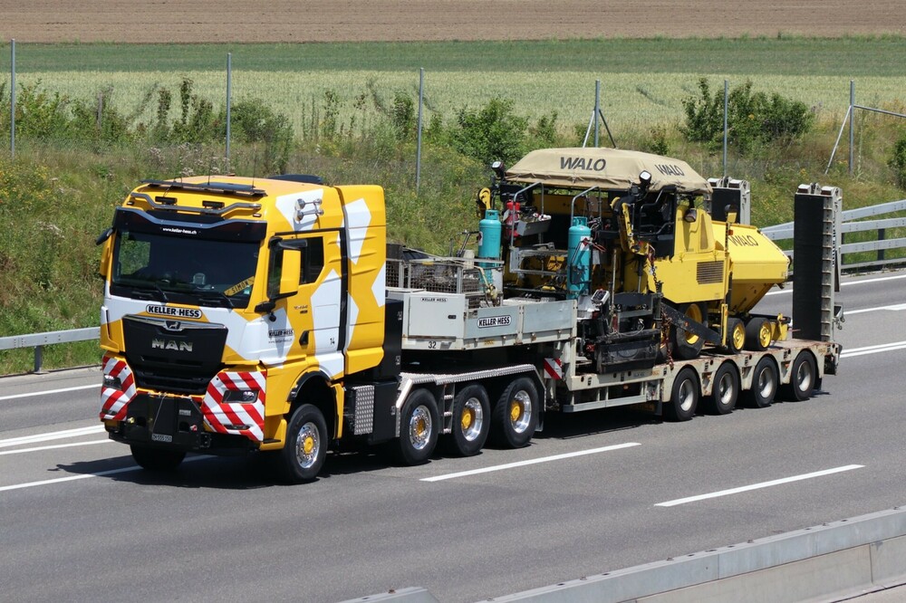 142MANTGXIIIGX41.640Szm8x6Tieflader(2023)2.thumb.JPG.31237ad25f197759a2a51b3be64a1aab.JPG