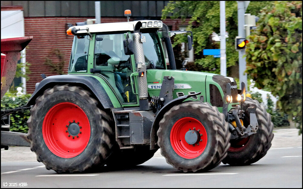 Fendt_Vario_820.thumb.jpg.caeaa12f57abe69583eac5d18a2a3cc2.jpg