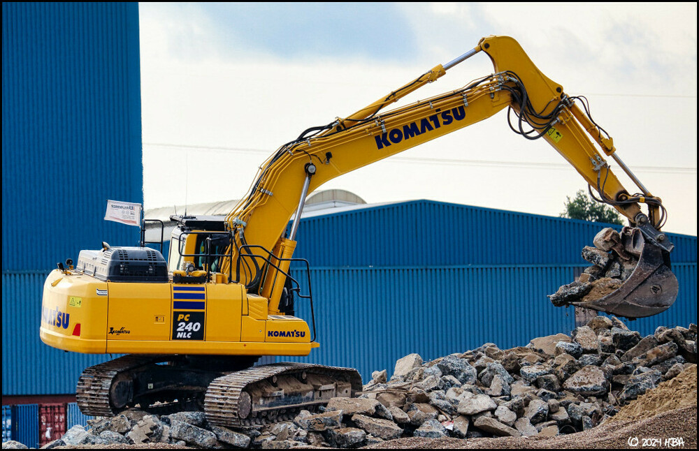 Komatsu_PC240NLC-11.thumb.jpg.4aced47384f089f658e17aa26fff2478.jpg