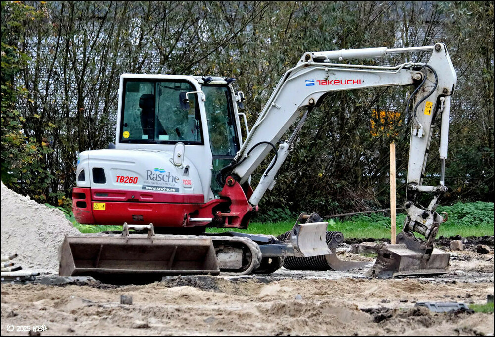 Takeuchi_TB260.thumb.jpg.9b17ac638f1ec724d80b9a6babfb6c5f.jpg