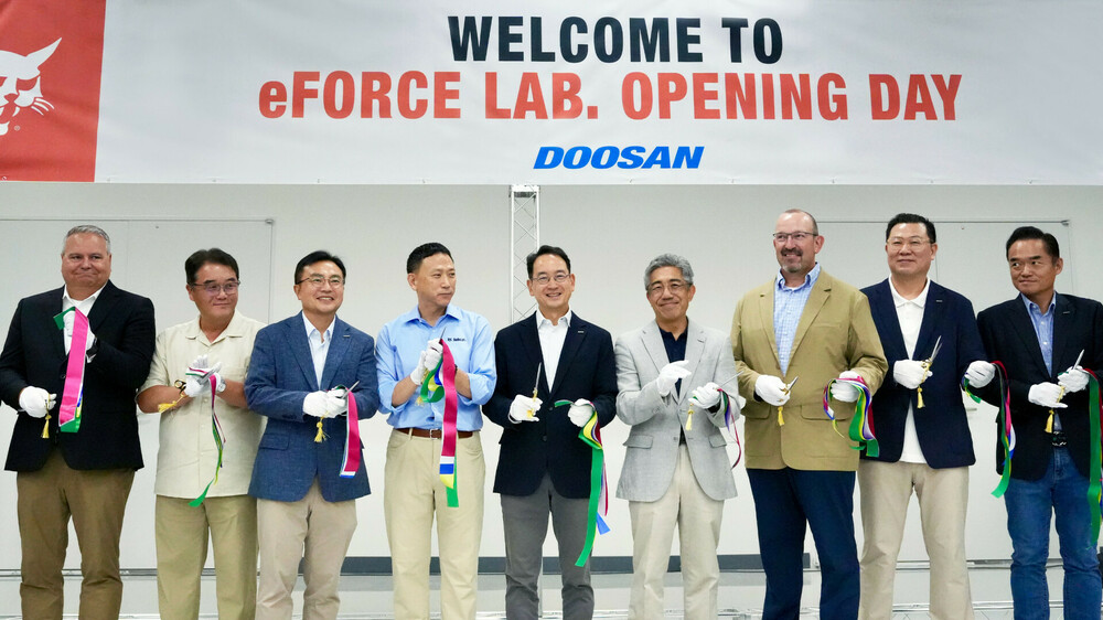 Doosan Bobcat eFORCE LAB. Opening_1.Ribbon Cutting.jpg