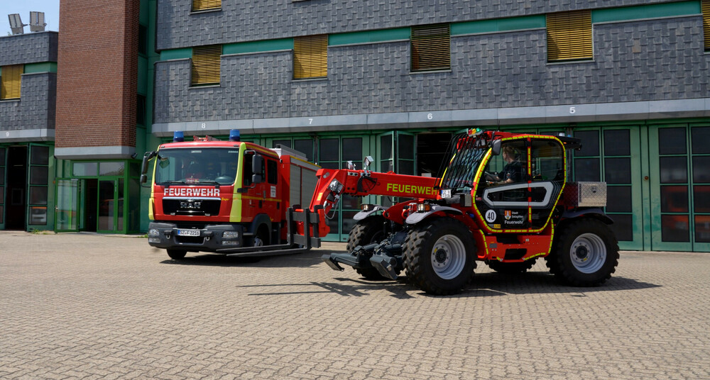 Teleskoplader Feuerwehr Salzgitter mit Lastgabeln.jpg