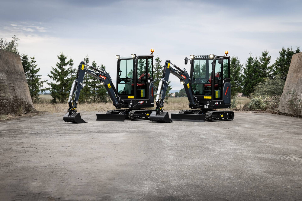 Bobcat 1-2t Mini Excavator Premiere Launch Edition  (1).jpg
