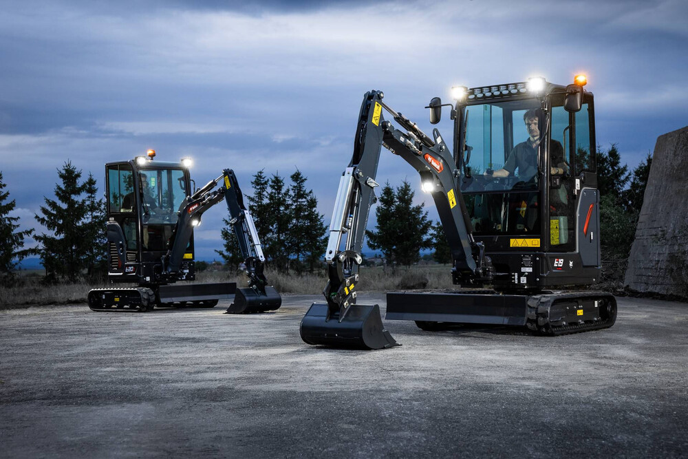 Bobcat 1-2t Mini Excavator Premiere Launch Edition  (2).jpg