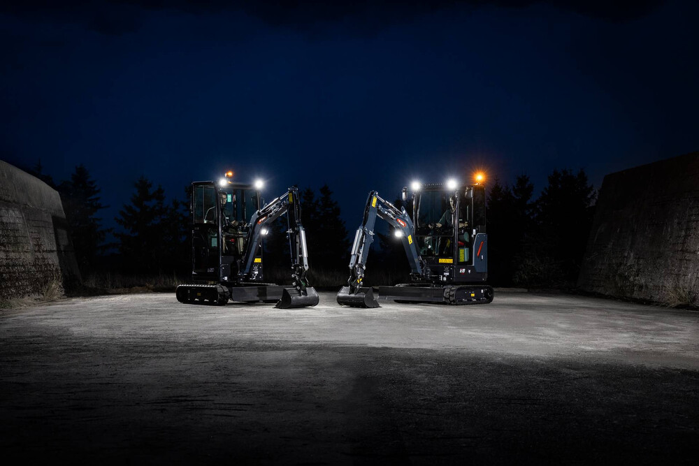 Bobcat 1-2t Mini Excavator Premiere Launch Edition  (4).jpg