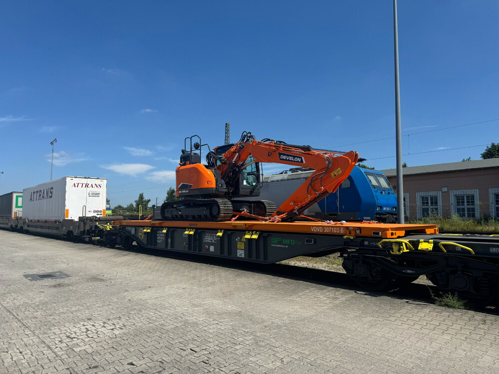 DEVELON-Baggertransport-per-Bahn-1.jpeg
