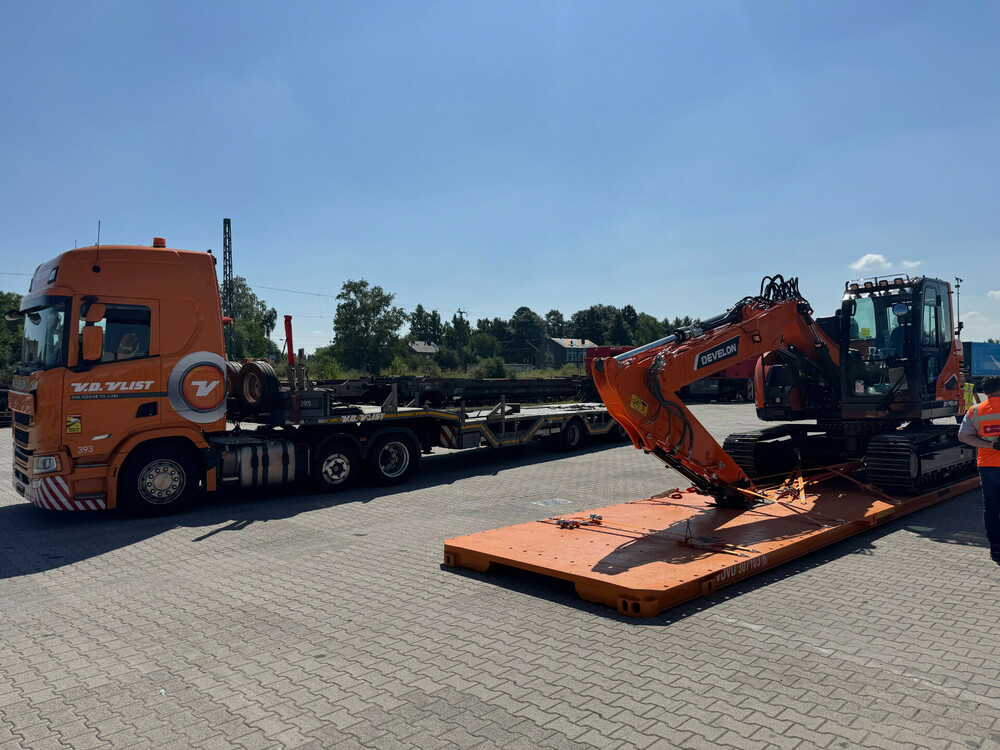 DEVELON-Baggertransport-per-Bahn-2.jpeg