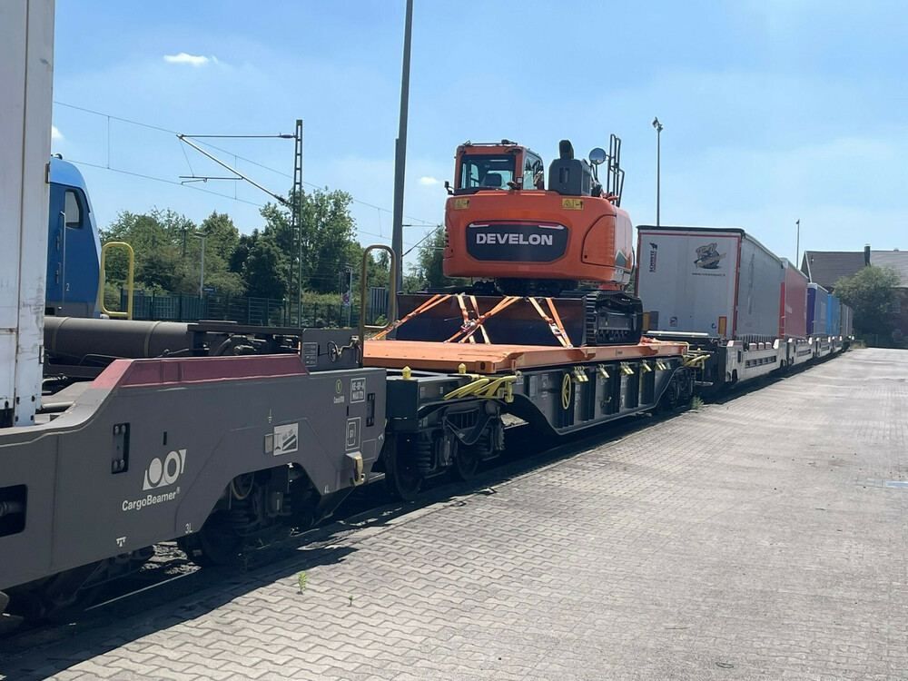 DEVELON-Baggertransport-per-Bahn-3.jpeg