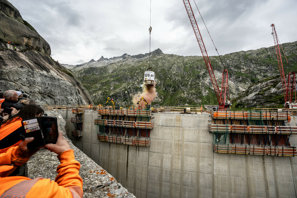 Letzter Betonkübel_last concrete bucket_03 September 2024_Quelle_source_grimselfoto.ch.jpg