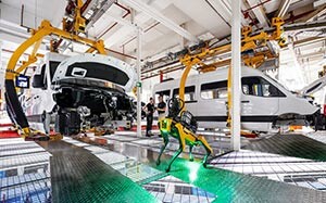 Mehr Informationen zu "Mercedes-Benz mit Robo-dog “Aris“"