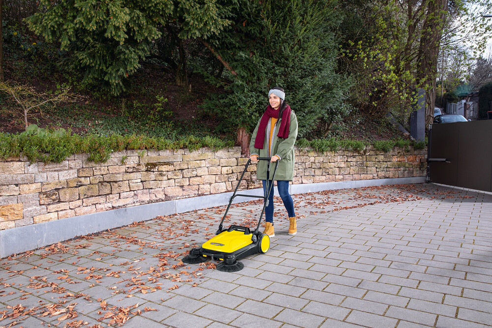 S_4_Twin_autumn_sweeping_app_01.jpg