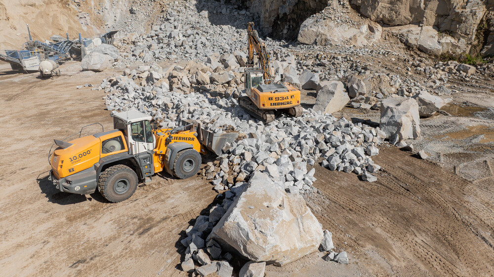 liebherr-erdbewegungsmaschinen-steinbruch_300dpi.jpg