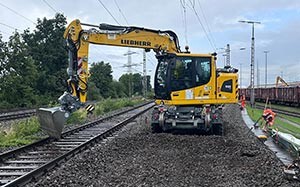 Mehr Informationen zu "Liebherr Planierraupe & Zweiwegebagger"