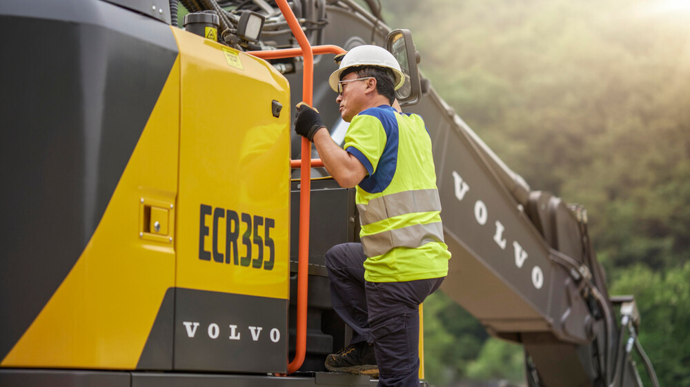 VolvoCE_ECR355_NewGeneration3.jpg