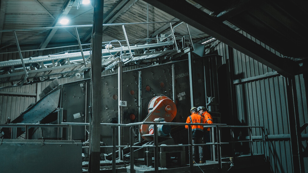 Image 7_Service im Einsatz an der Siebmaschine_LR.jpg